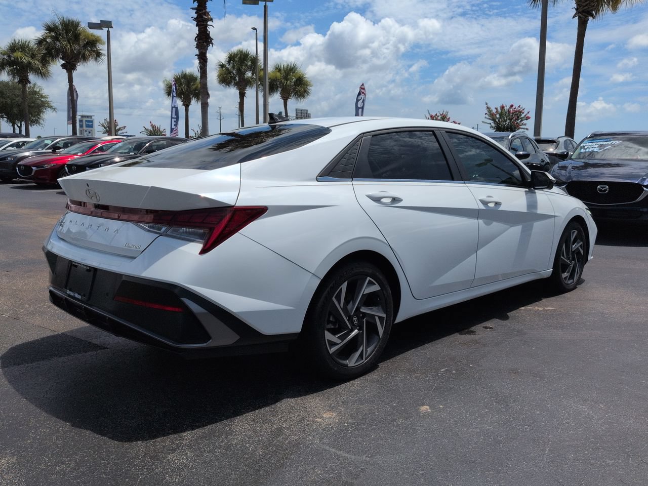 Used 2024 Hyundai Elantra Limited FWD image 4