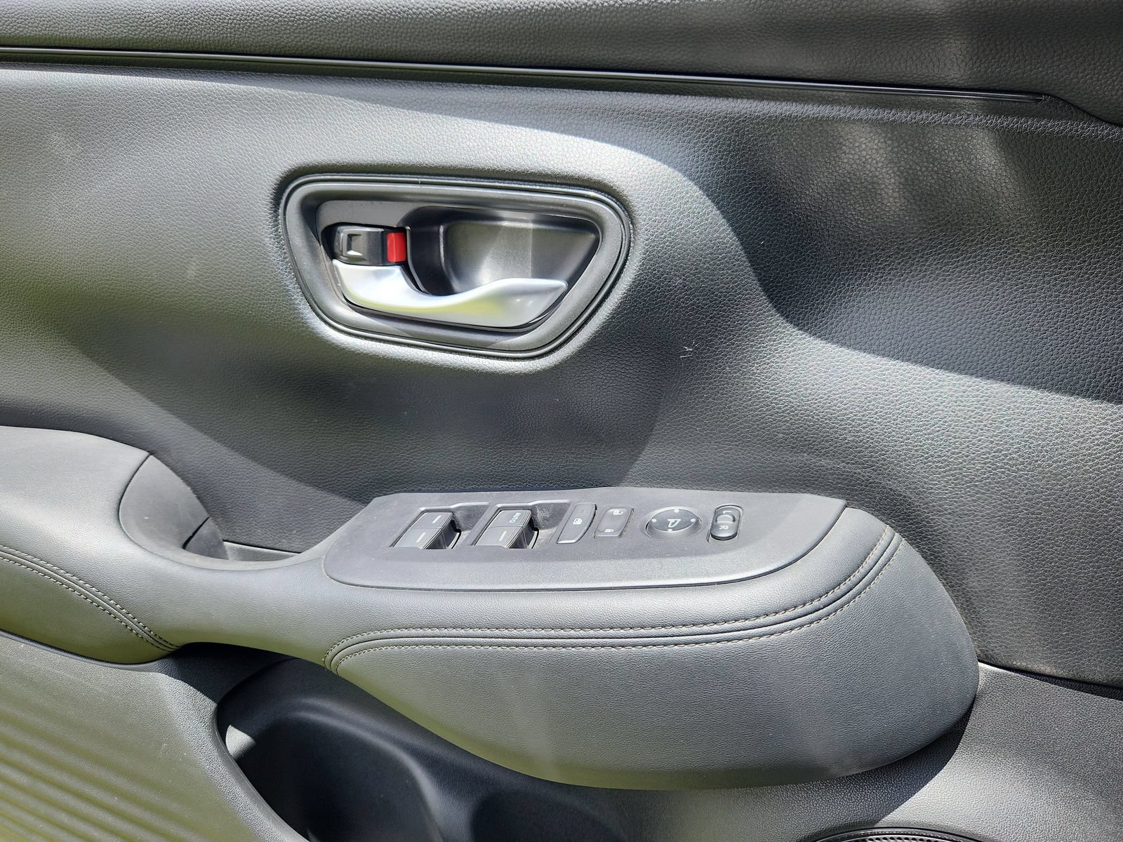 Used 2023 Honda HR-V LX image 9