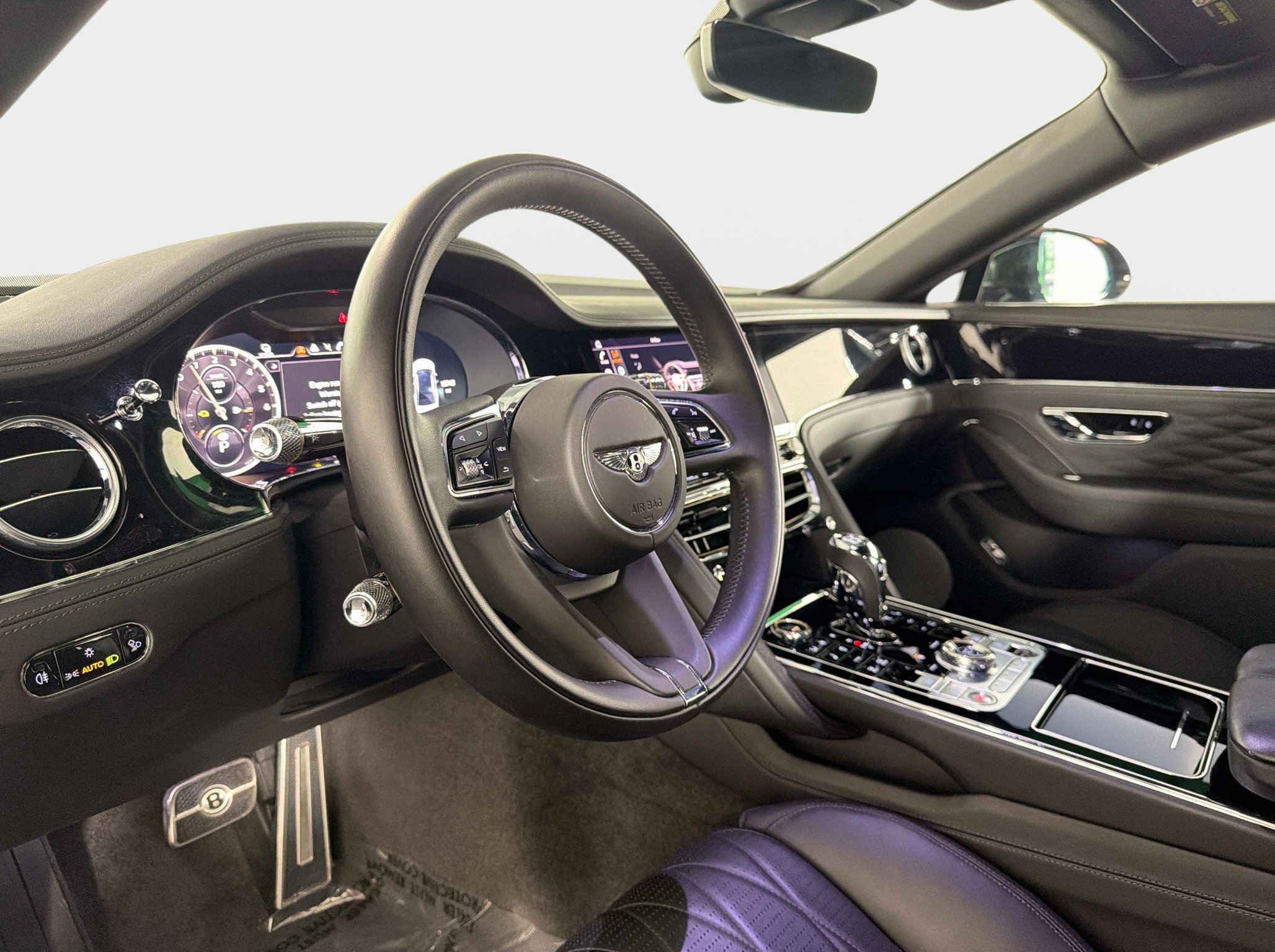 Used 2022 Bentley Flying Spur Plug-In Hybrid AWD/4WD image 39