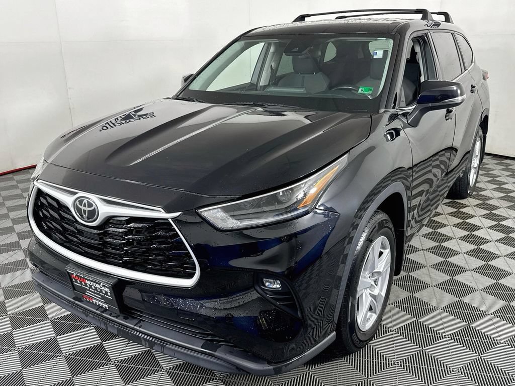 Used 2021 Toyota Highlander LE AWD/4WD image 3
