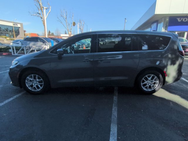 Used 2025 Chrysler Pacifica Select image 9