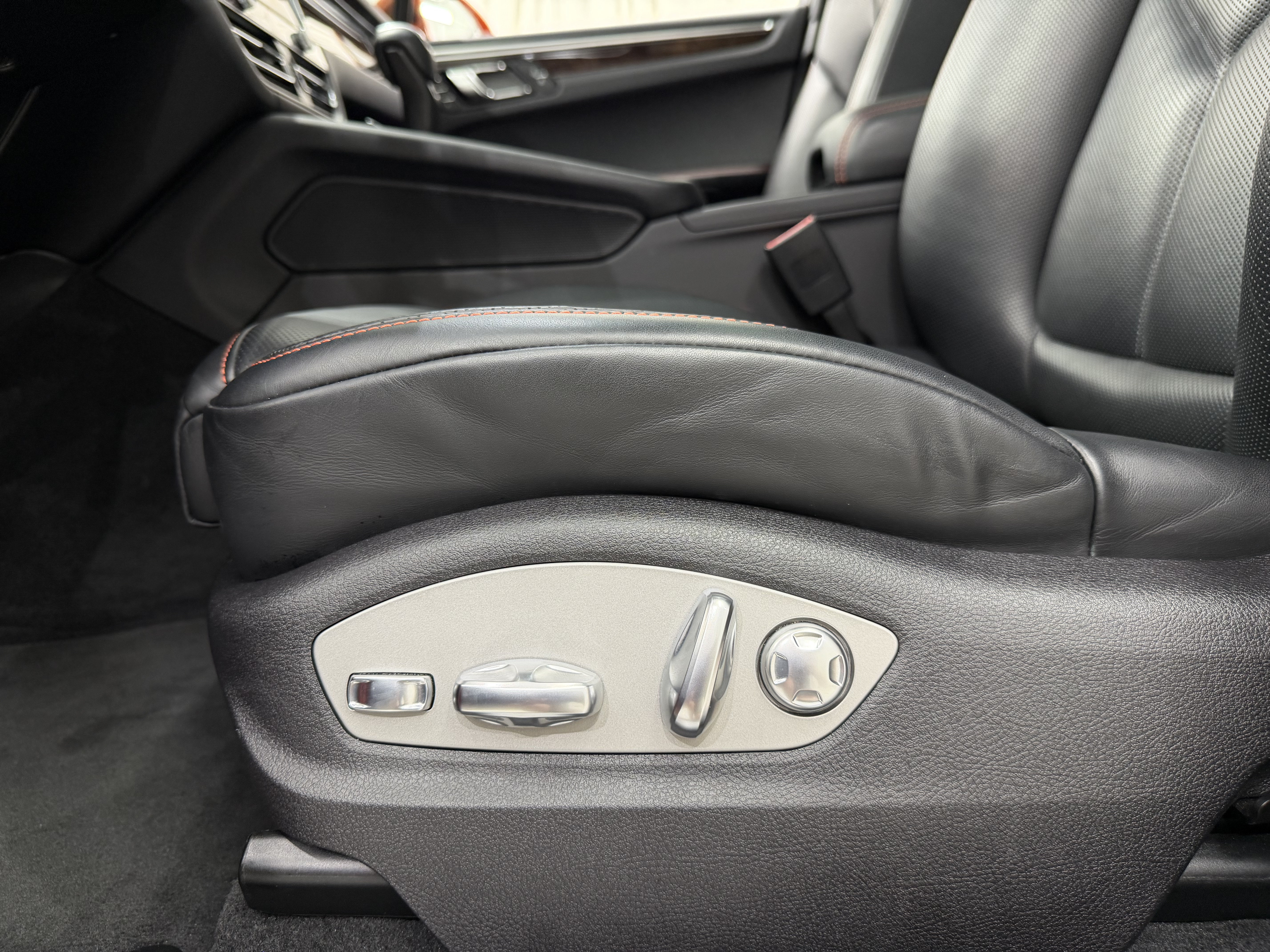 Certified 2024 Porsche Macan S AWD/4WD image 33