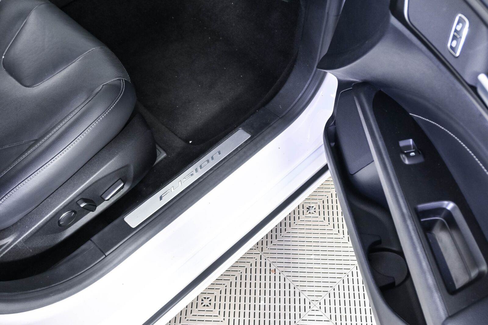 Used 2019 Ford Fusion Energi Titanium FWD image 18