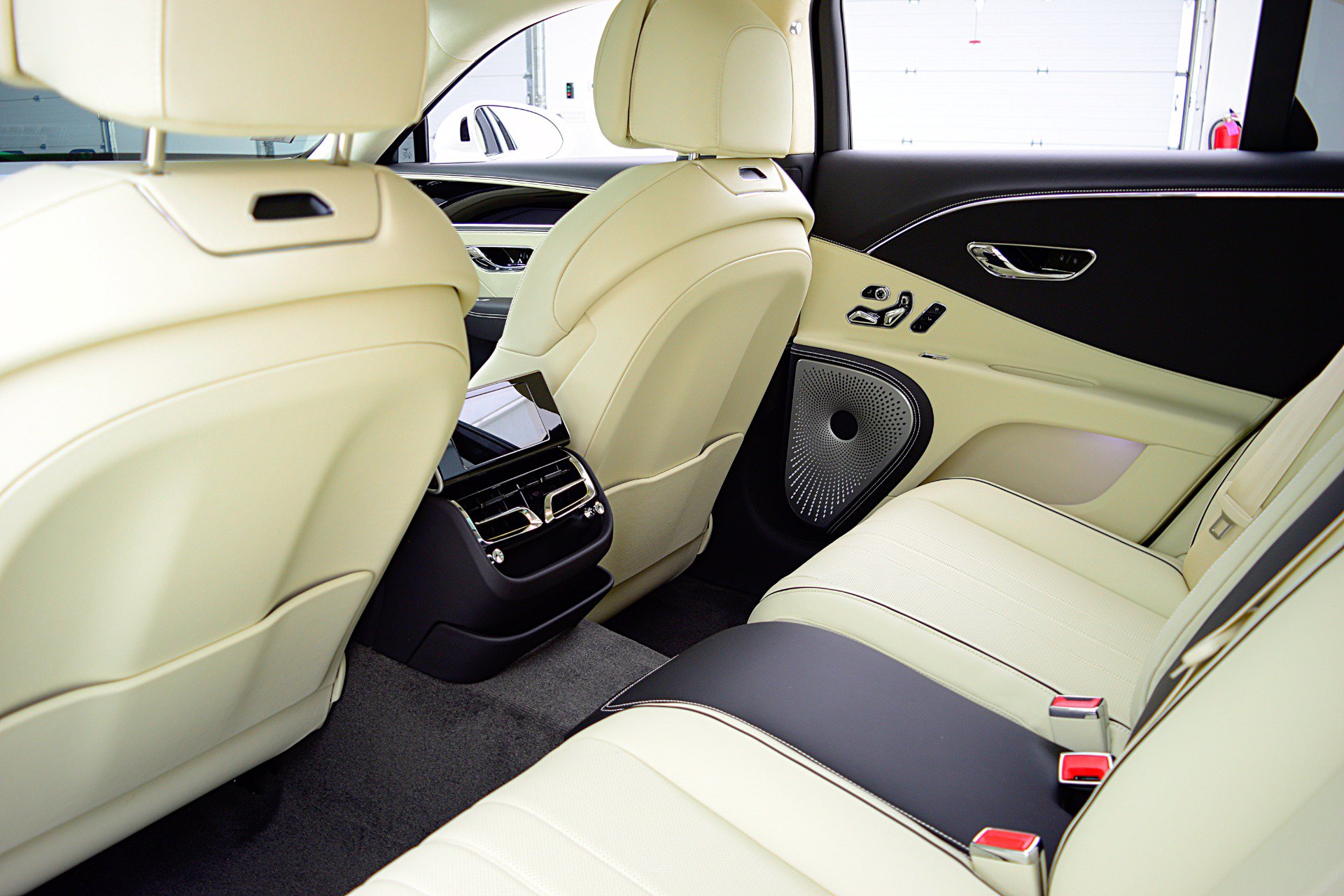 Used 2024 Bentley Flying Spur Azure AWD/4WD image 32