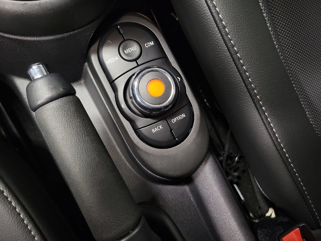Used 2021 MINI Cooper 2-Door Hardtop FWD image 18