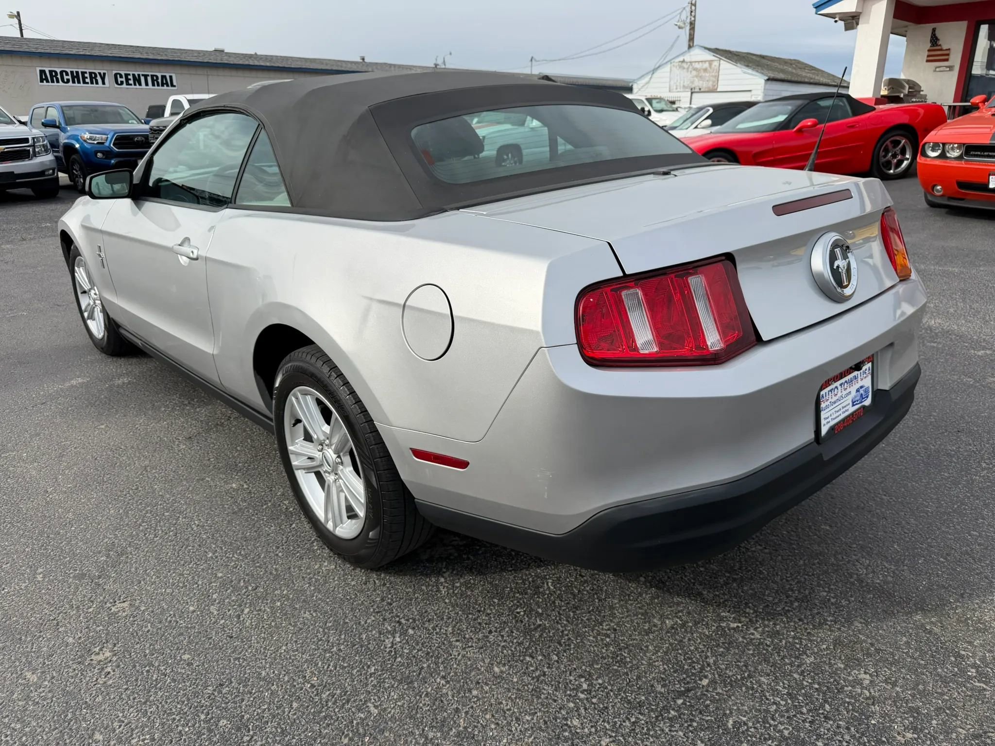 Used 2010 Ford Mustang Convertible RWD image 3