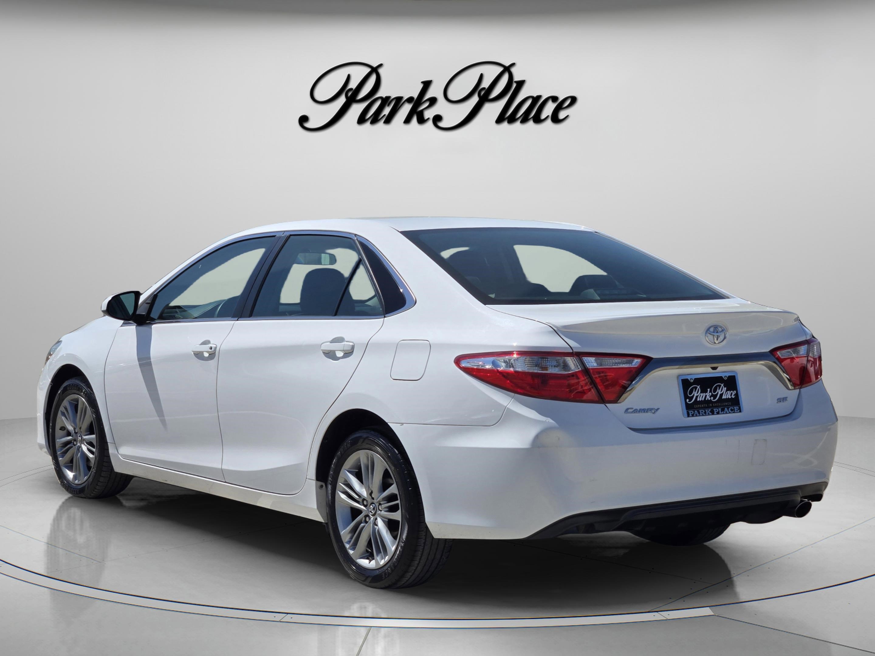 Used 2017 Toyota Camry SE image 3