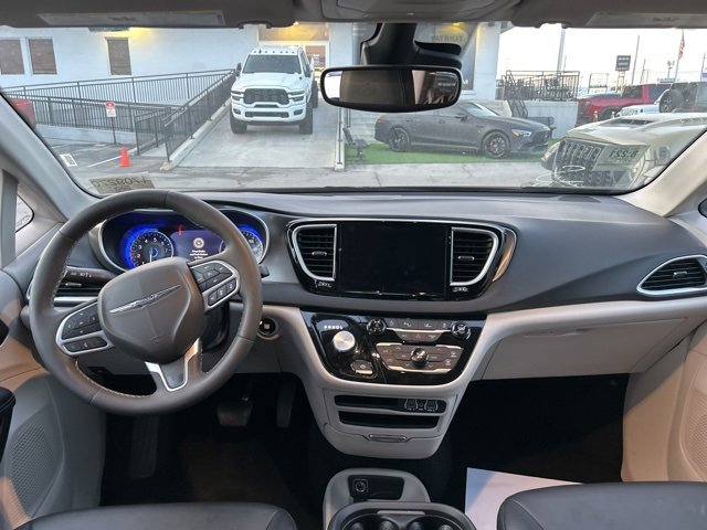 Used 2024 Chrysler Pacifica Touring-L image 9