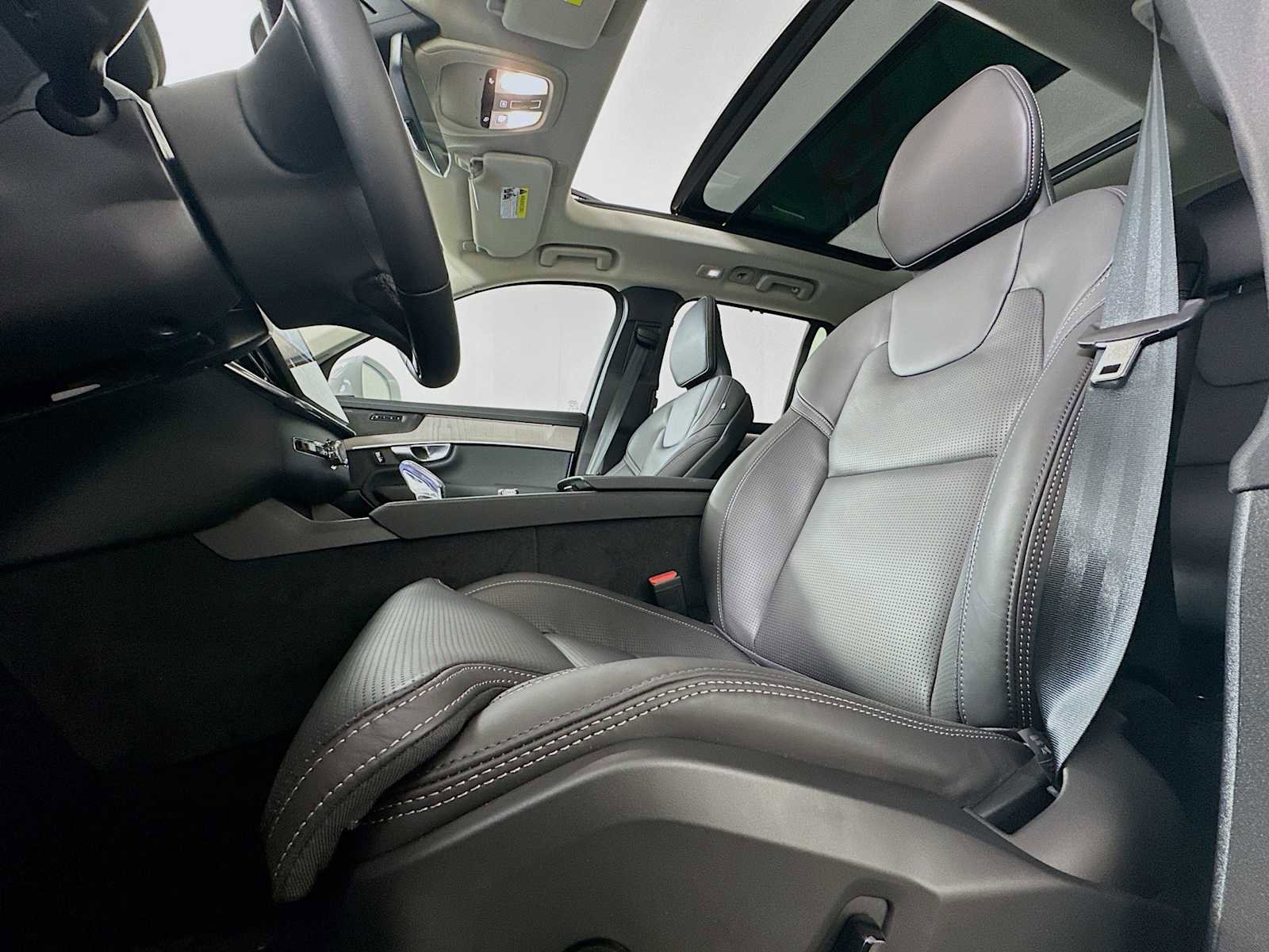 Used 2025 Volvo XC90 T8 Ultra w/ Protection Package Premier image 19