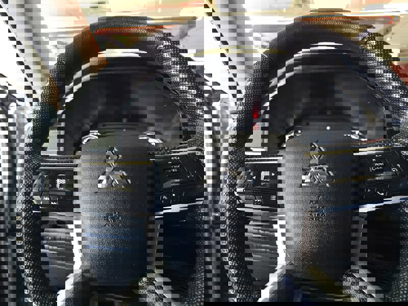 Used 2024 Mitsubishi Outlander ES image 23