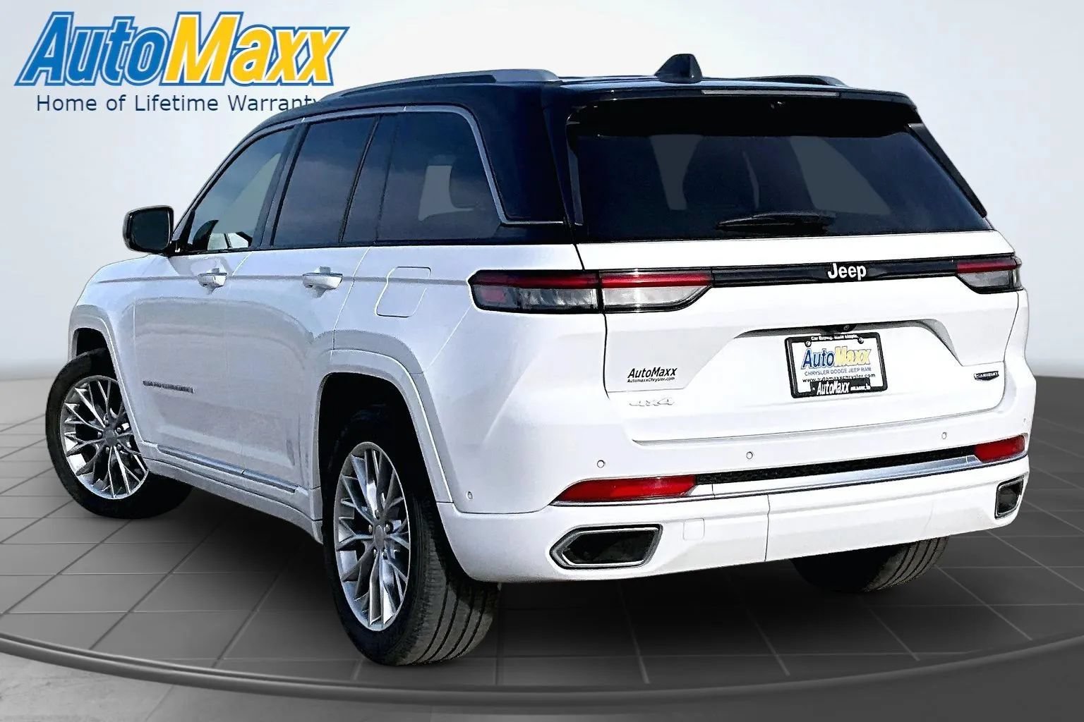Used 2023 Jeep Grand Cherokee Summit w/ Adv Protech Group IV AWD/4WD image 4