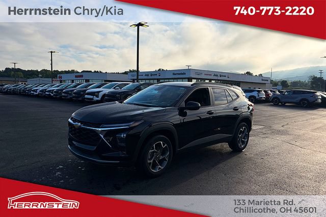 Used 2025 Chevrolet Trax LT FWD image 3