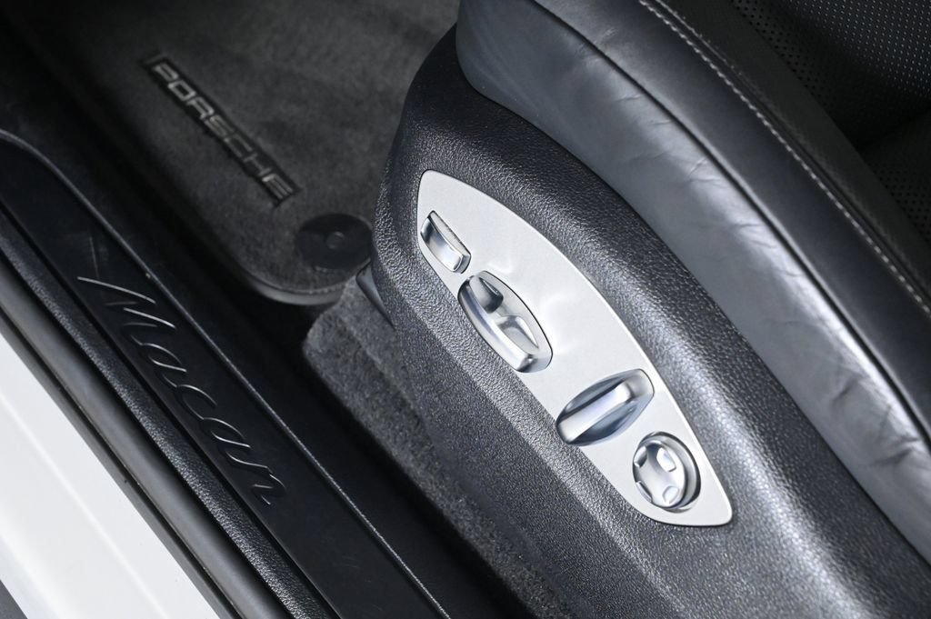 Certified 2023 Porsche Macan AWD/4WD image 21