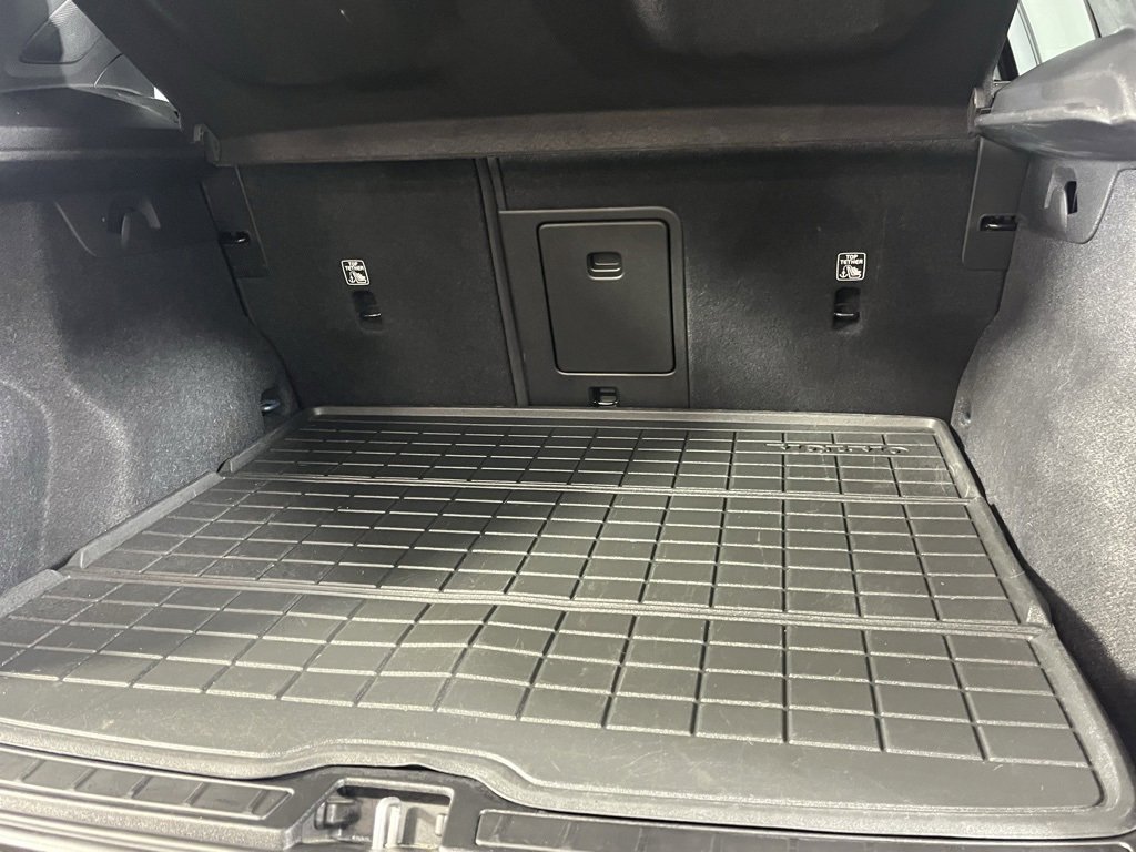 Used 2023 Volvo XC40 B5 Ultimate w/ Protection Package image 32
