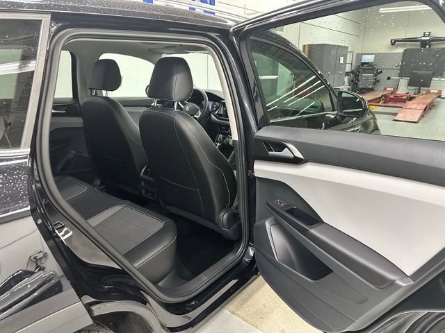 Certified 2023 Volkswagen Taos SE w/ Panoramic Sunroof Package image 14
