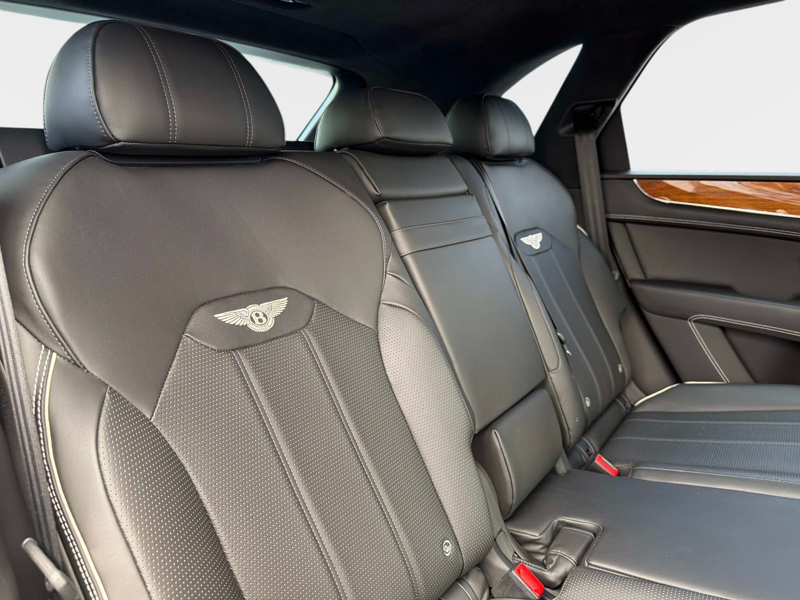 Used 2022 Bentley Bentayga AWD/4WD image 29
