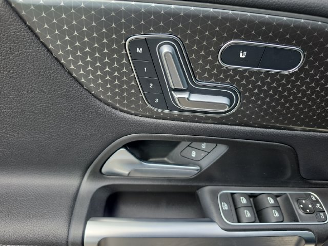 Used 2024 Mercedes-Benz GLB 250 image 18