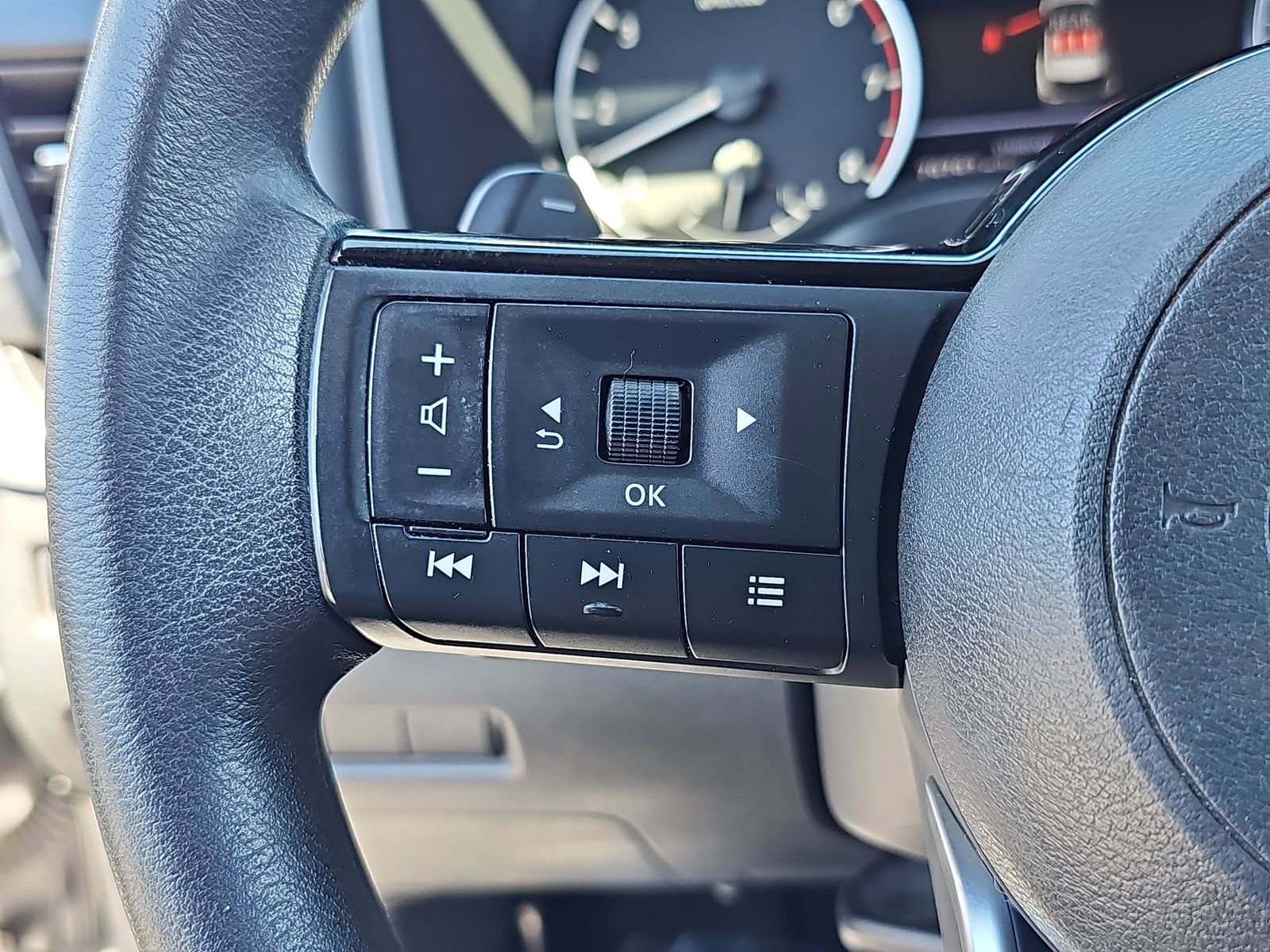 Used 2023 Nissan Rogue SV image 16