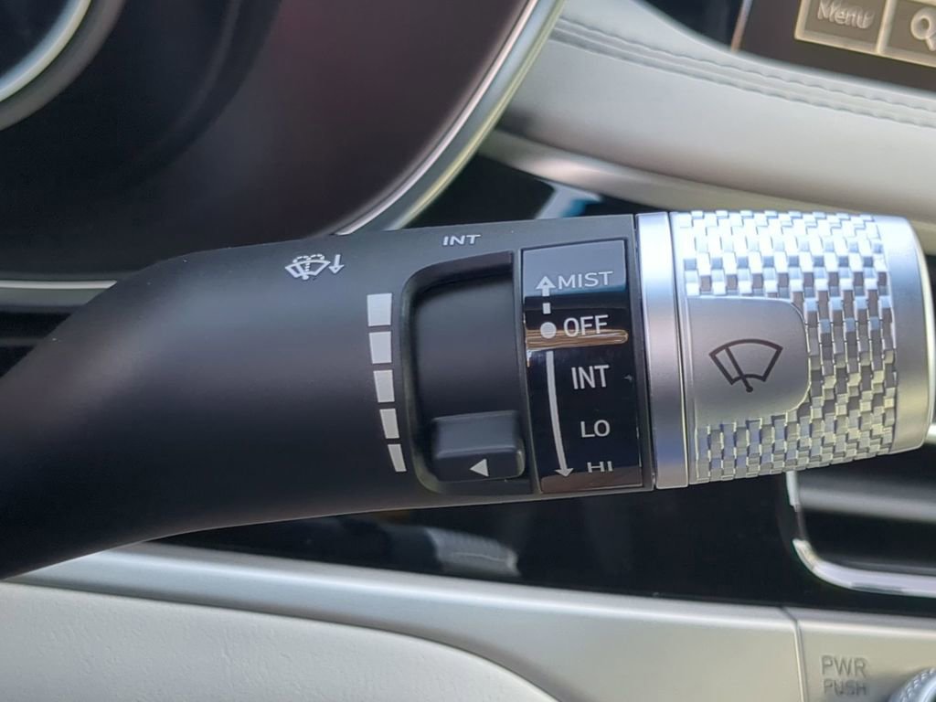 Used 2025 Genesis G70 2.5T image 31