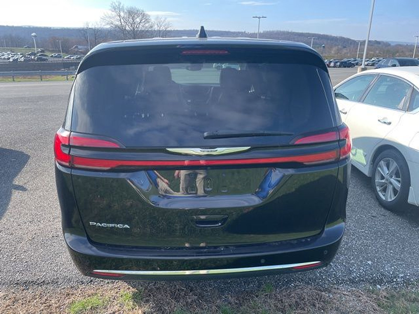 Used 2023 Chrysler Pacifica Touring-L image 8