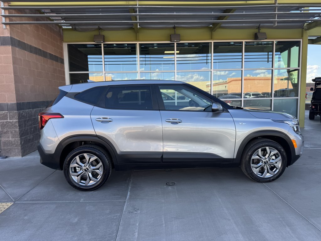 Used 2024 Kia Seltos LX AWD/4WD image 9