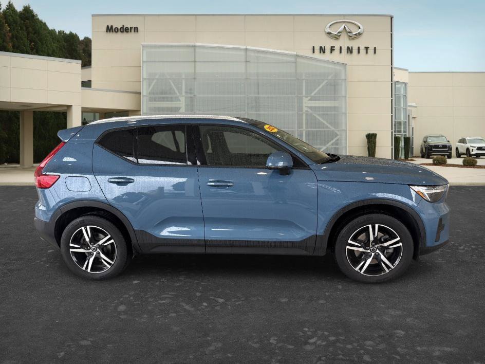 Used 2023 Volvo XC40 B5 Core AWD/4WD image 4