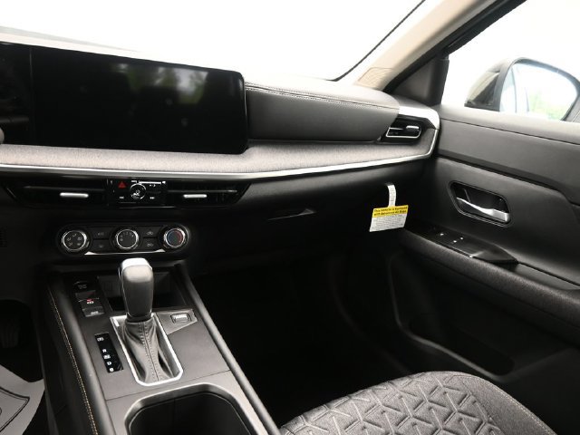 Used 2025 Nissan Kicks SV AWD/4WD image 23