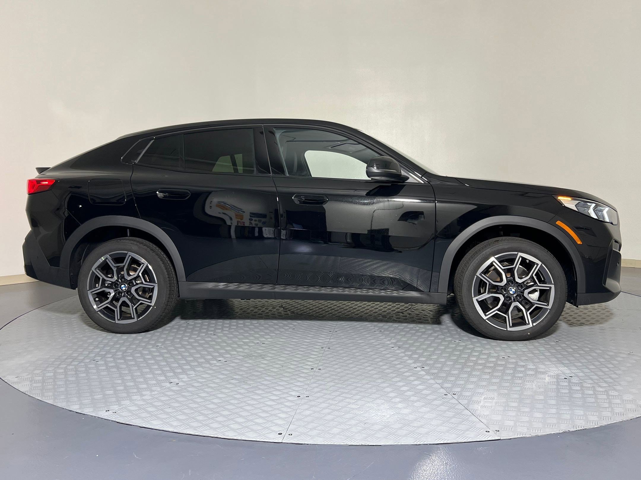 Used 2025 BMW X2 xDrive28i w/ Convenience Package image 8