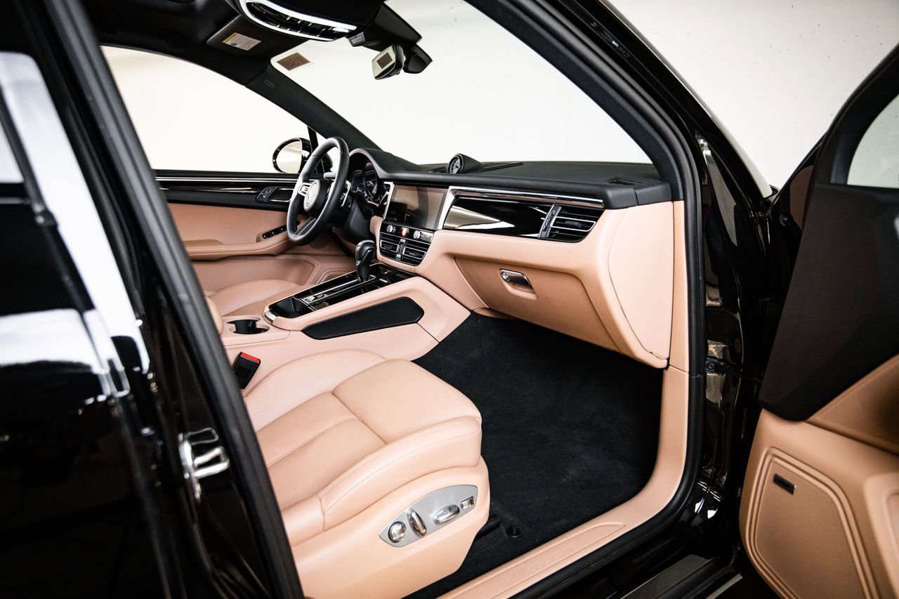 Certified 2025 Porsche Macan AWD/4WD image 28