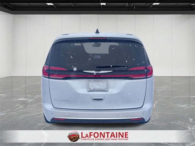 Used 2023 Chrysler Pacifica Touring-L image 4