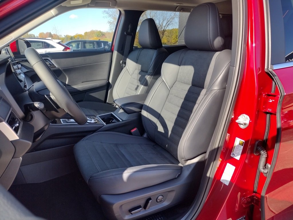 New 2025 Mitsubishi Outlander SE image 8