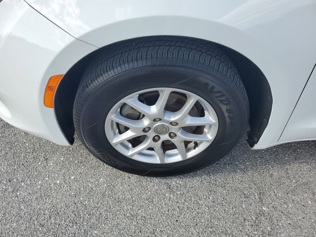 Used 2019 Chrysler Pacifica LX image 18