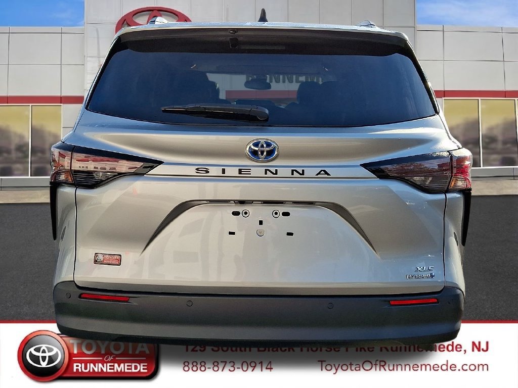 Used 2024 Toyota Sienna XLE FWD image 5