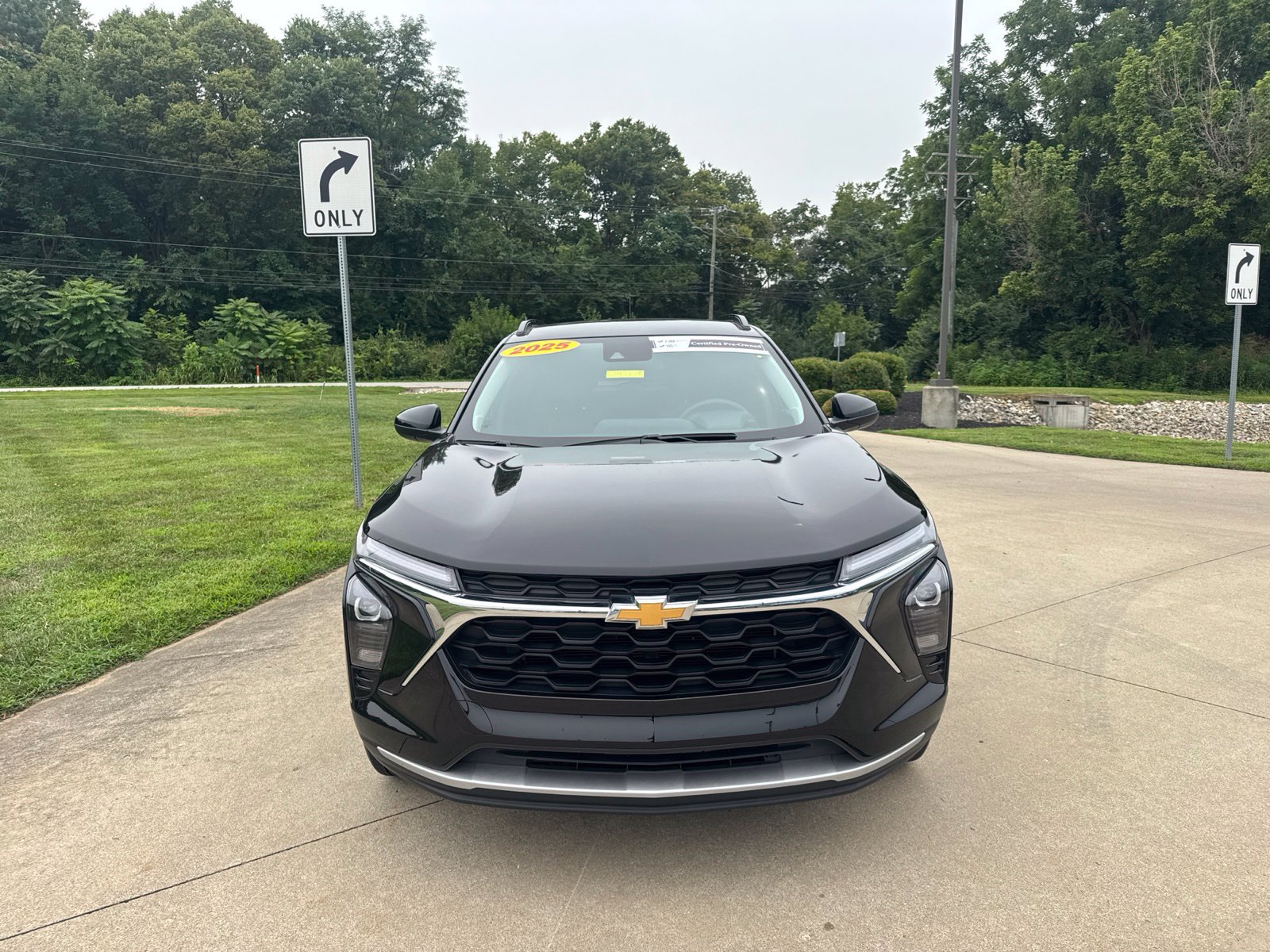 Used 2025 Chevrolet Trax LT FWD image 2