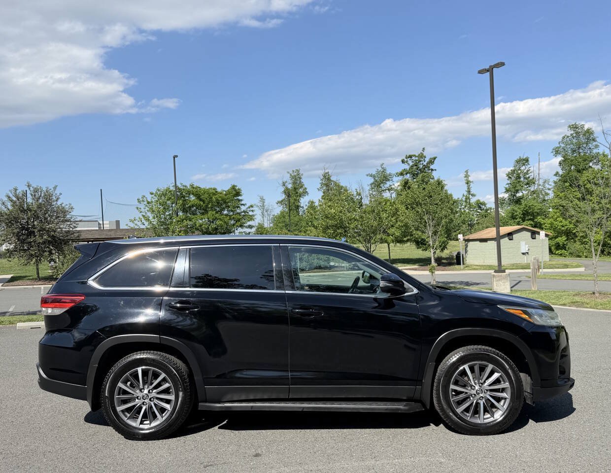 Used 2019 Toyota Highlander XLE AWD/4WD image 7
