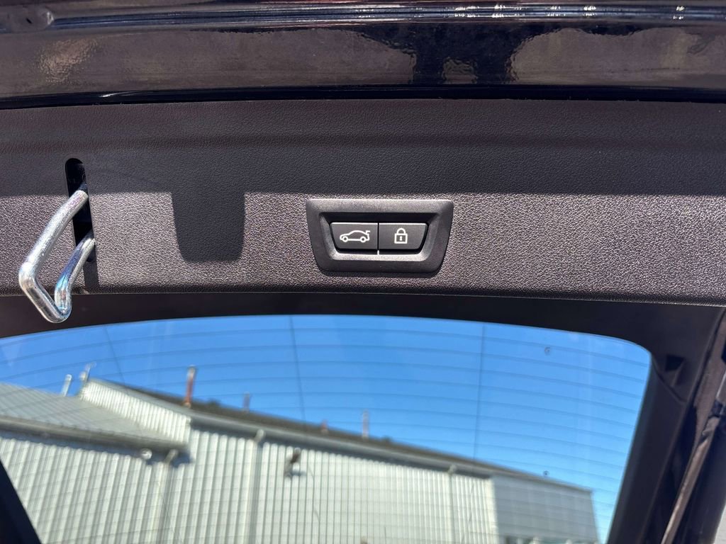 Used 2021 BMW X6 xDrive40i w/ M Sport Package image 14