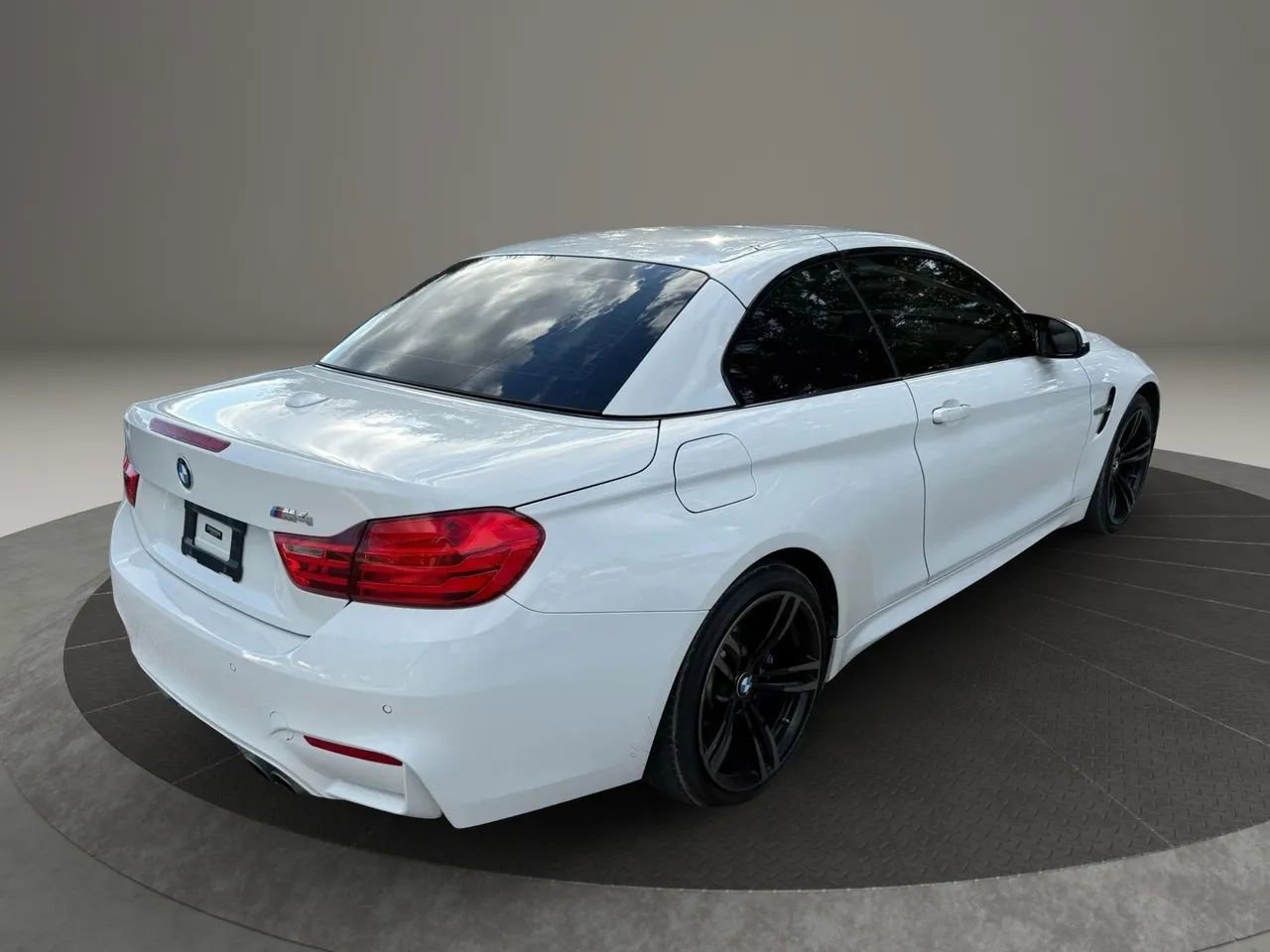 Used 2015 BMW M4 Convertible image 5
