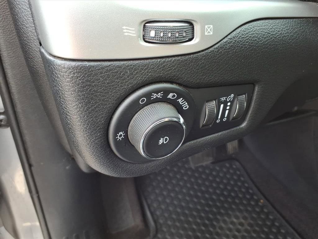 Used 2017 Jeep Cherokee Trailhawk w/ Cold Weather Group image 26