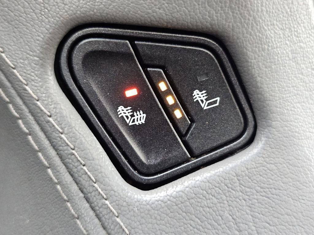 Used 2015 Chevrolet Suburban LT image 14