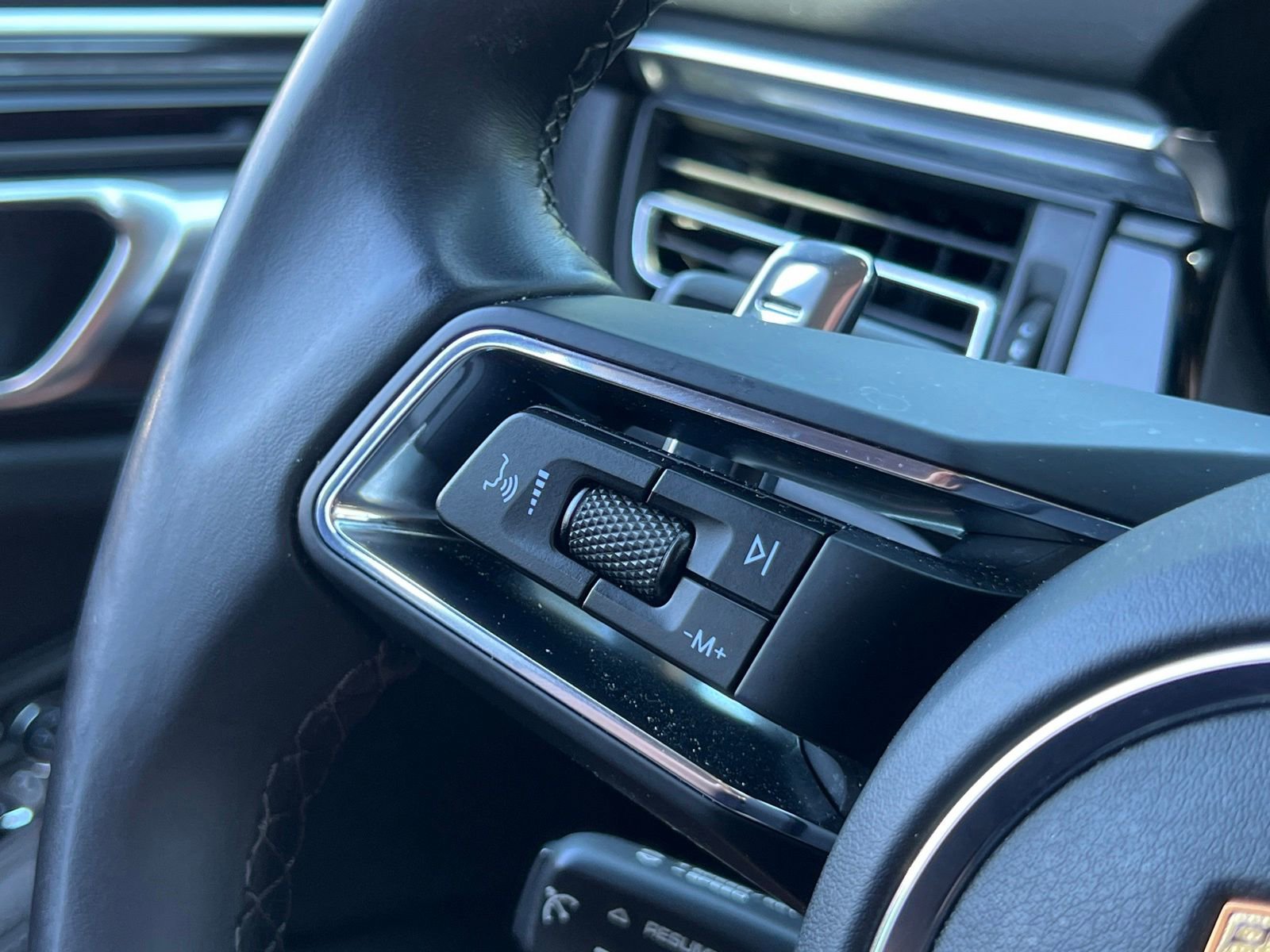 Certified 2022 Porsche Macan S AWD/4WD image 20