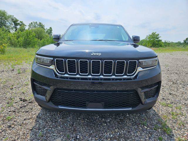 Used 2023 Jeep Grand Cherokee Laredo AWD/4WD image 2