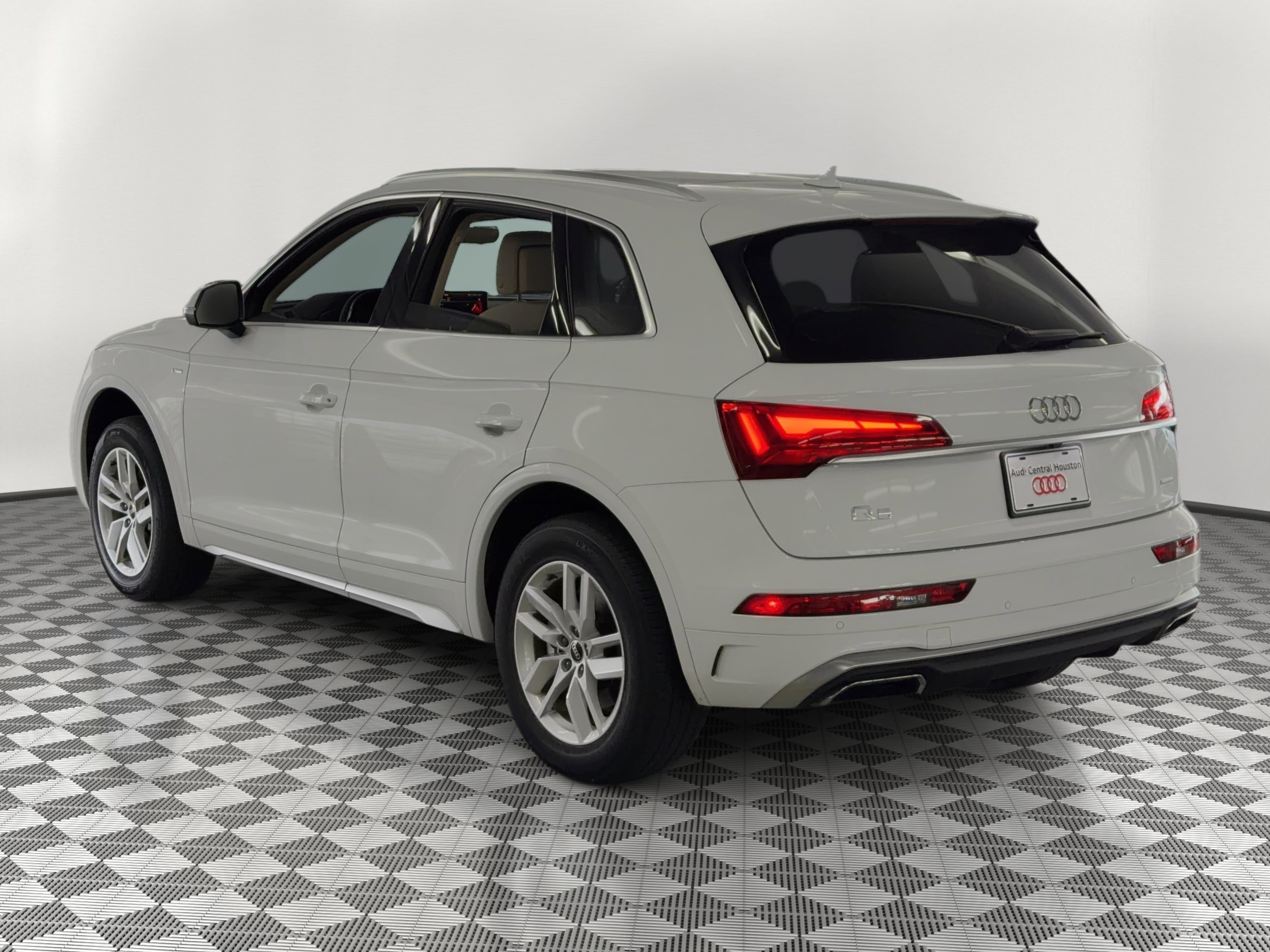 Used 2023 Audi Q5 2.0T Premium w/ Convenience Package AWD/4WD image 3