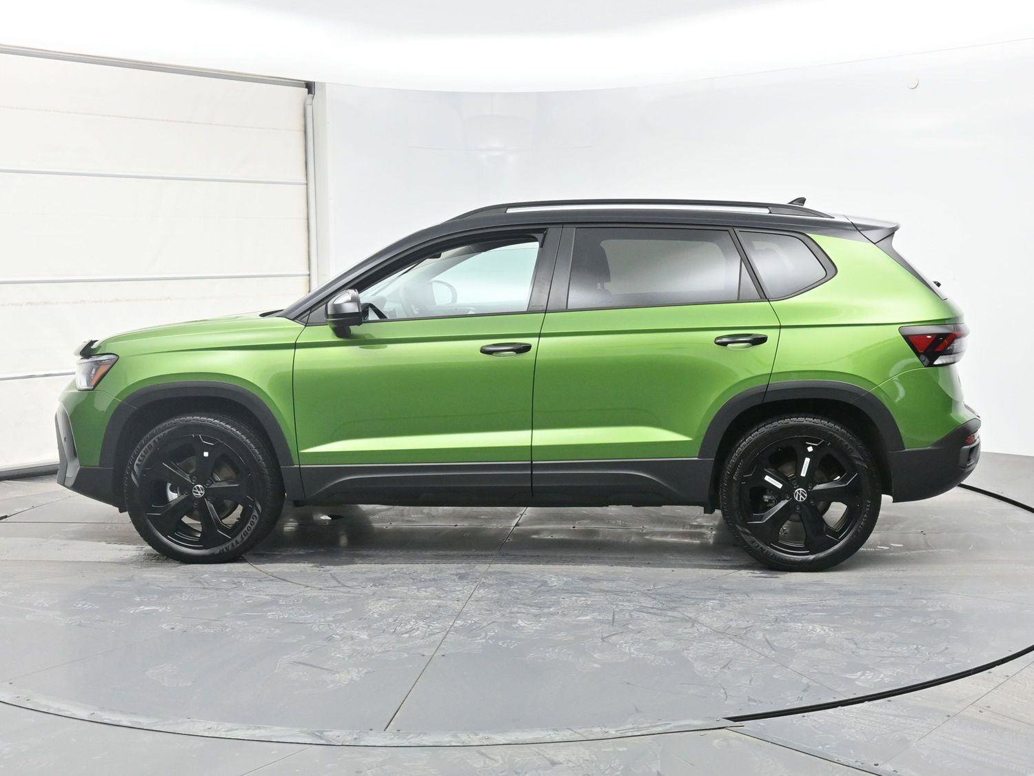 Certified 2025 Volkswagen Taos SE AWD/4WD image 22
