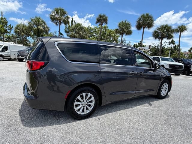 Used 2017 Chrysler Pacifica Touring w/ Tire & Wheel Group FWD image 12