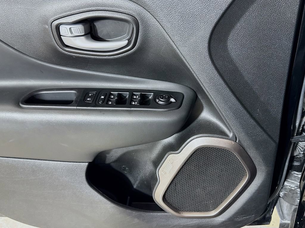 Used 2023 Jeep Renegade Latitude AWD/4WD image 16