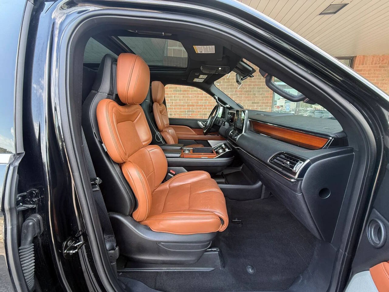 Used 2018 Lincoln Navigator Reserve AWD/4WD image 28