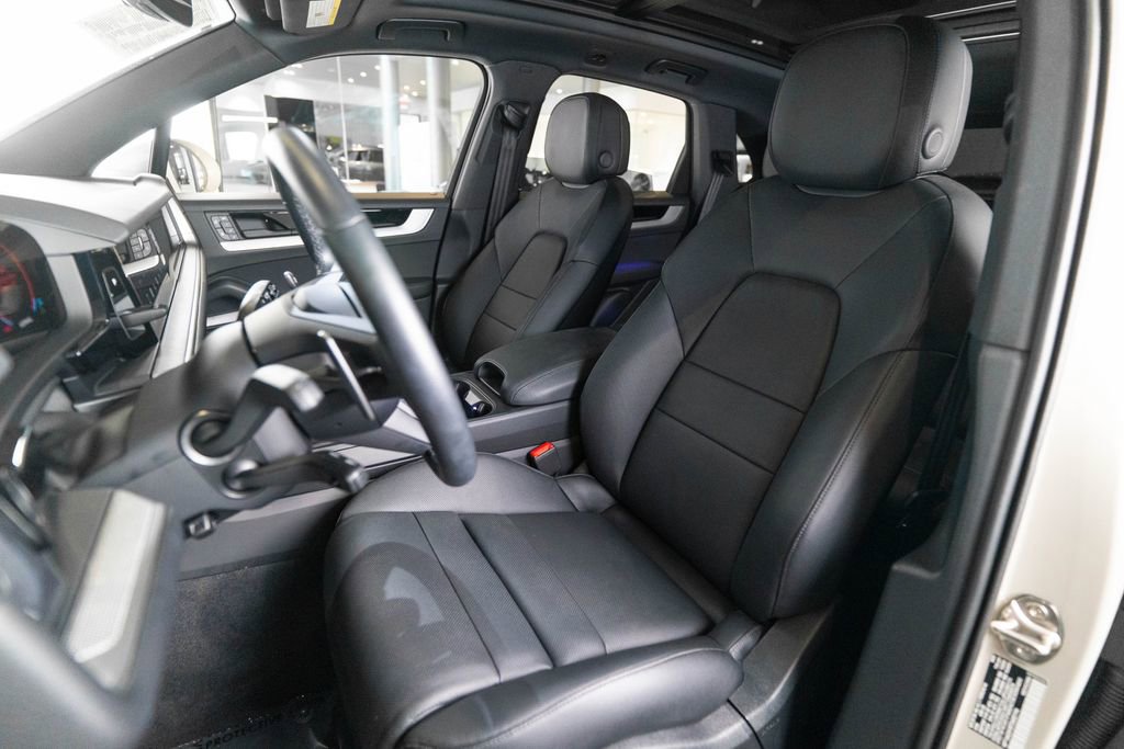 Certified 2026 Porsche Cayenne AWD/4WD image 5