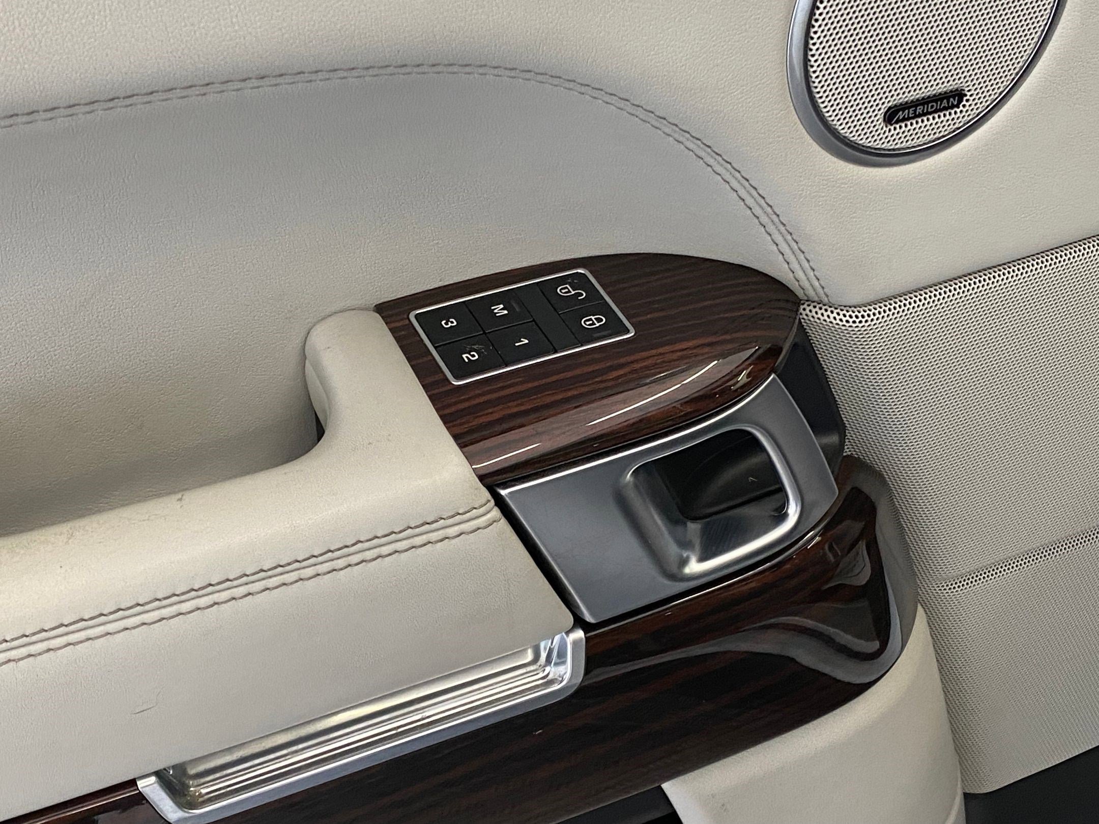 Used 2014 Land Rover Range Rover HSE image 11