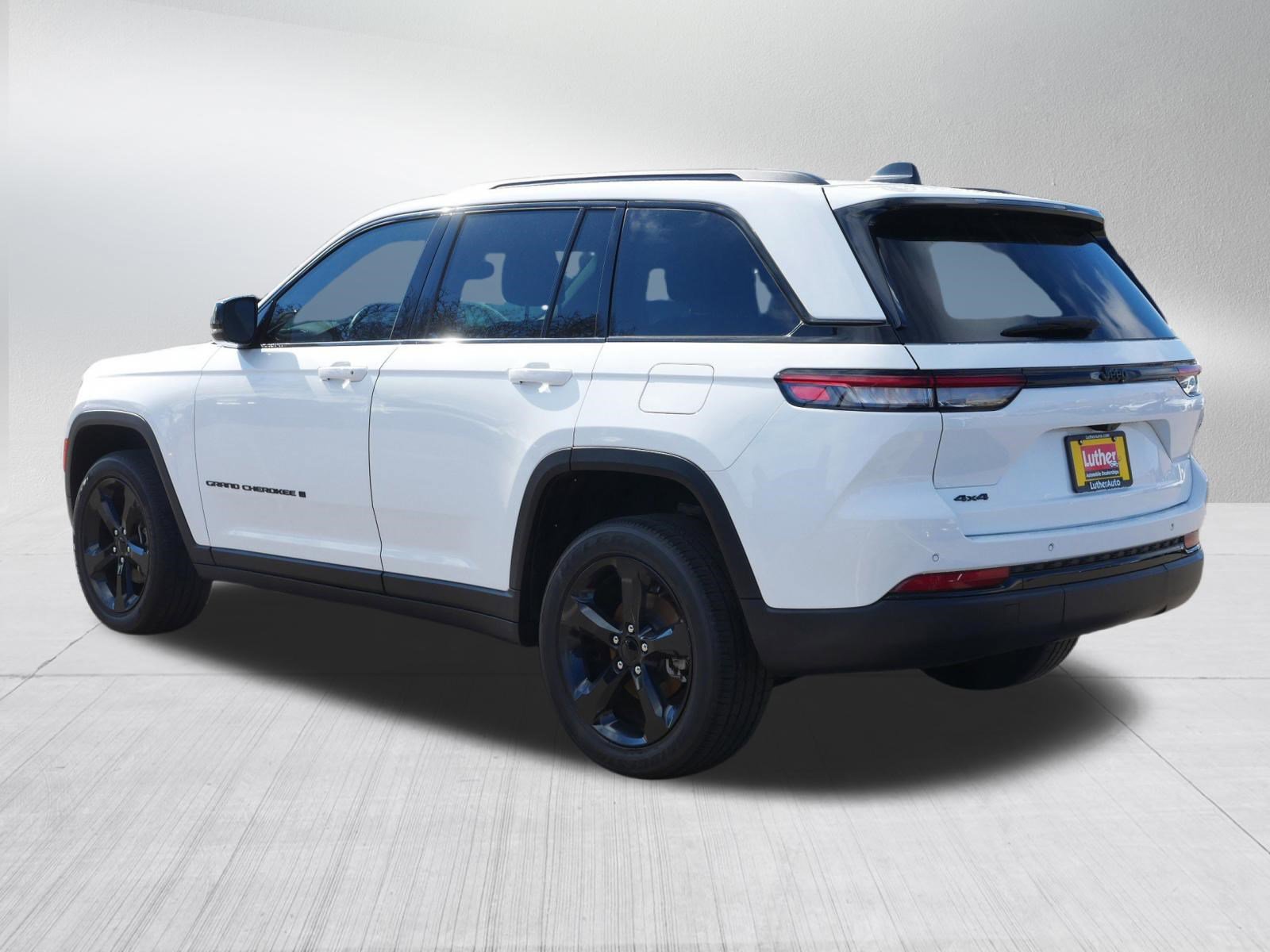 Used 2022 Jeep Grand Cherokee Altitude AWD/4WD image 5