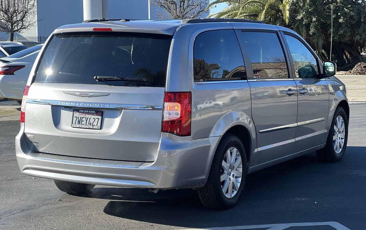 Used 2016 Chrysler Town & Country Touring image 7